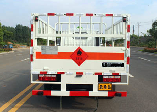 東風(fēng)多利卡4.1米4噸氣瓶運(yùn)輸車(chē)